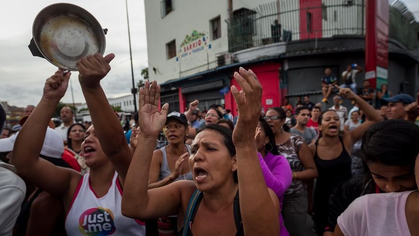 Un grupo de personas exigía comida el martes 14 de junio de 2016 en el sector popular Catia, en Caracas, Venezuela, un país que vio incrementado el número de protestas y saqueos a comercios ante el recrudecimiento de su crisis política y económica.