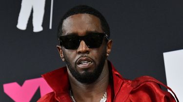 El productor y músico estadounidense Sean Diddy Combs posa con el premio Global Icon en la sala de prensa durante los MTV Video Music Awards en el Prudential Center en Newark, Nueva Jersey, el 12 de septiembre de 2023. 