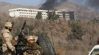 Un grupo de insurgentes armados atacó en la noche del 20 de enero el Hotel Intercontinental de Kabul (al fondo), un establecimiento de lujo visitado frecuentemente por extranjeros.