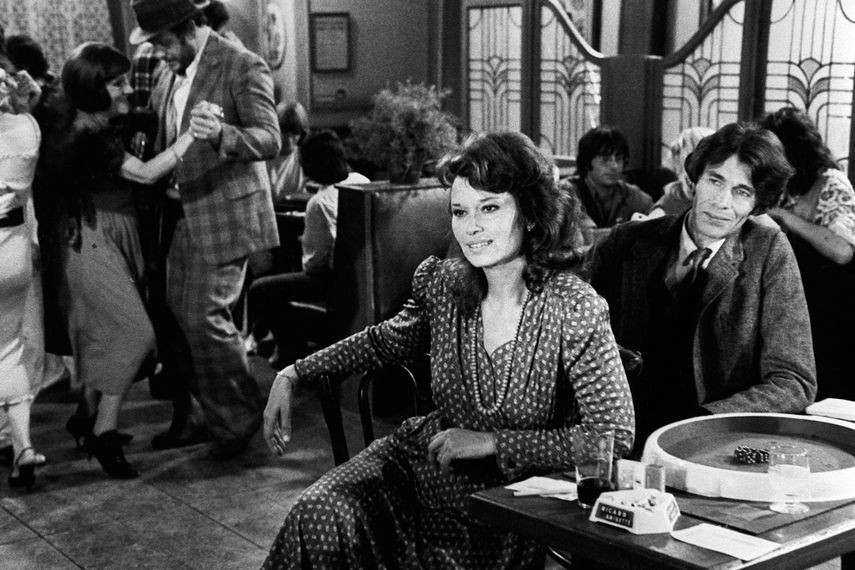 La actriz italiana Lea Massari y el actor francés Laurent Terzieff aparecen en el rodaje de la película La flambeuse, dirigida por Rachel Weinberg, el 3 de octubre de 1980 en París.&nbsp;