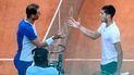 El español Rafael Nadal le da la mano al español Carlos Alcaraz después de su partido de cuartos de final del torneo de tenis ATP Tour Madrid Open 2022 en la Caja Mágica de Madrid el 6 de mayo de 2022.    