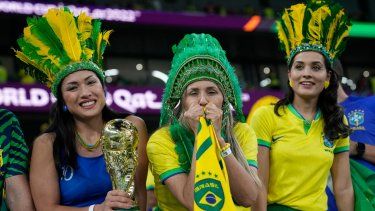 Aficionadas brasileñas esperan el inicio del partido entre Brasil y Croacia en los cuartos de final de la Copa del Mundo, en el Estadio Ciudad de la Educación, en Al Rayyan, Catar, el viernes 9 de diciembre de 2022.&nbsp;