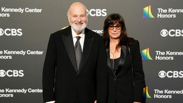 El actor y director estadounidense Rob Reiner y su esposa Michele Singer Reiner en la 46.ª gala de los Kennedy Center Honors en el Kennedy Center for the Performing Arts de Washington, D. C., el 3 de diciembre de 2023. &nbsp;