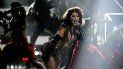 Alejandra Guzmán canta Más buena en los Latin American Music Awards en Los Angeles. Alejandra Guzmán canta Más buena en los Latin American Music Awards en Los Angeles.