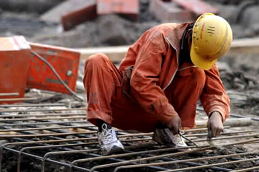 Los salarios no tienen mucho que ver con el tiempo pasado en el trabajo: los mexicanos son los que menos ganan. (CORTESÍA)