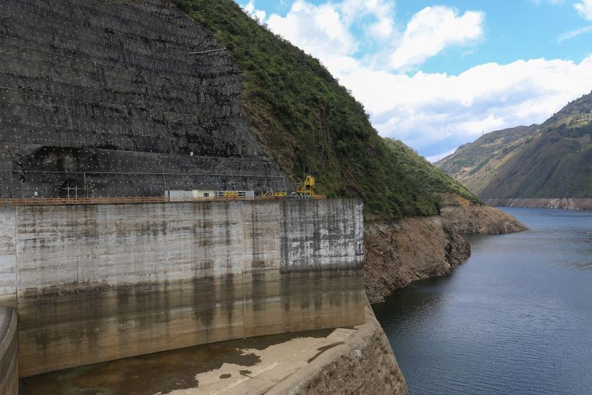 Vista del bajo nivel de agua en la central hidroeléctrica de Mazar en Las Palmas, Ecuador, tomada el 17 de septiembre de 2024. Desde el 25 de octubre de 2024, Ecuador aumentó los cortes de energía de ocho a 14 horas diarias debido a lo peor sequía que ha enfrentado en seis décadas, anunció la ministra de Energía y Minas, Inés Manzano.&nbsp;