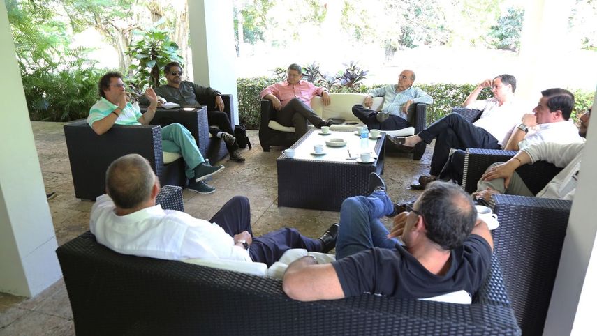 Ministro del @MinInterior se une a jornada de trabajo. Delegaciones de @EquipoPazGob y @FARC_EPueblo seguimos análisis de propuestas, escribió la delegación de las FARC en su cuenta de Twitter.