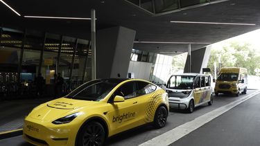 Flota de autos eléctricos Brightline + parqueados frente a la estación de trenes de Miami.&nbsp;