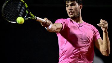 El tenista español Carlos Alcaraz durante el duelo del abierto de Rio de Janeiro