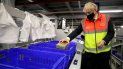 El primer ministro británico Boris Johnson coloca alimentos en canastas de plástico el miércoles 11 de noviembre de 2020 durante una visita a un centro de distribución en línea de los supermercados Tesco, en Londres. El primer ministro británico Boris Johnson coloca alimentos en canastas de plástico el miércoles 11 de noviembre de 2020 durante una visita a un centro de distribución en línea de los supermercados Tesco, en Londres.