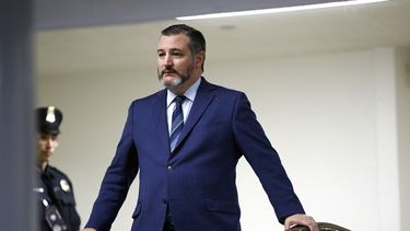 En esta imagen del 29 de enero de 2020, el senador Ted Cruz camina por una escalera eléctrica antes de reunirse con reporteros en el Capitolio de Washington. 