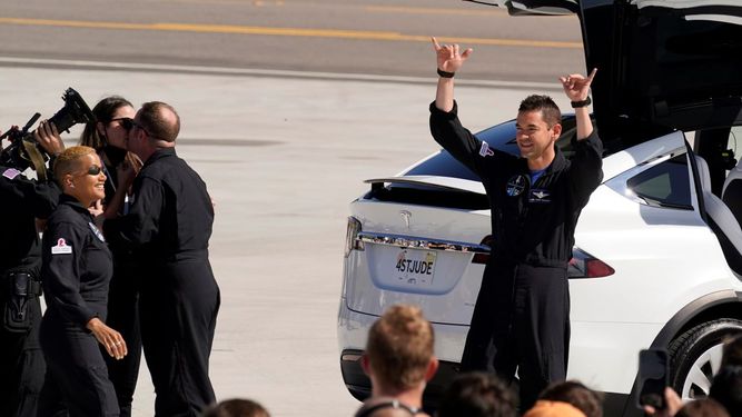 El multimillonario Jared Isaacman (der) en Cabo Cañaveral, Florida, el 15 de septiembre del 2021, antes su misión a bordo de un cohete de SpaceX.&nbsp;