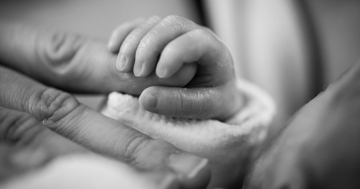 España: Los nacimientos continúan cayendo y registran un mínimo histórico en 2024, un 0,8% menos que 2023