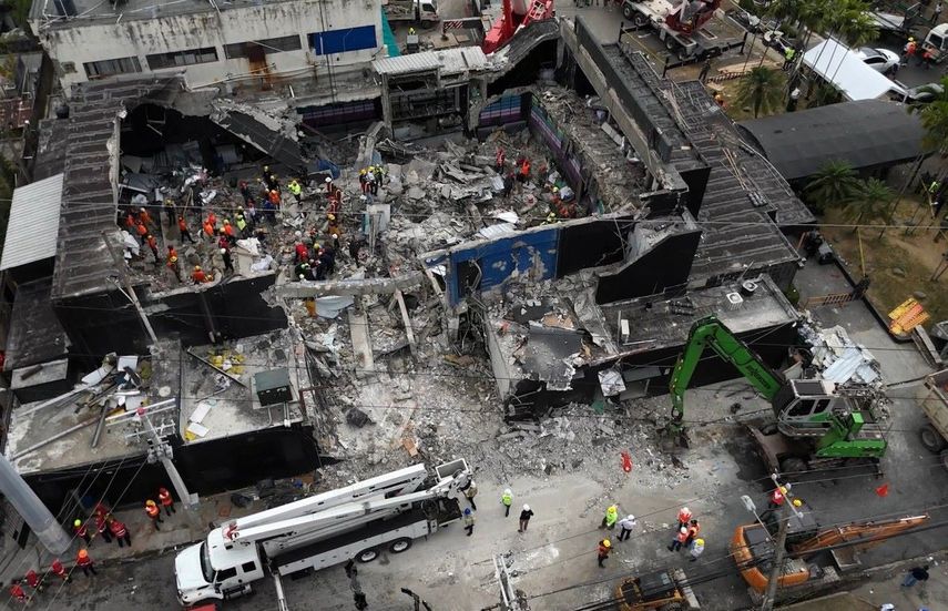 Esta vista aérea muestra a los equipos de rescate trabajando en la discoteca Jet Set un día después del derrumbe de su techo en Santo Domingo el 9 de abril de 2025. Los rescatistas se apresuraron a encontrar sobrevivientes entre los escombros de la discoteca, donde al menos 124 personas, incluyendo una ex estrella de las Grandes Ligas de Béisbol, murieron al derrumbarse el techo.&nbsp;