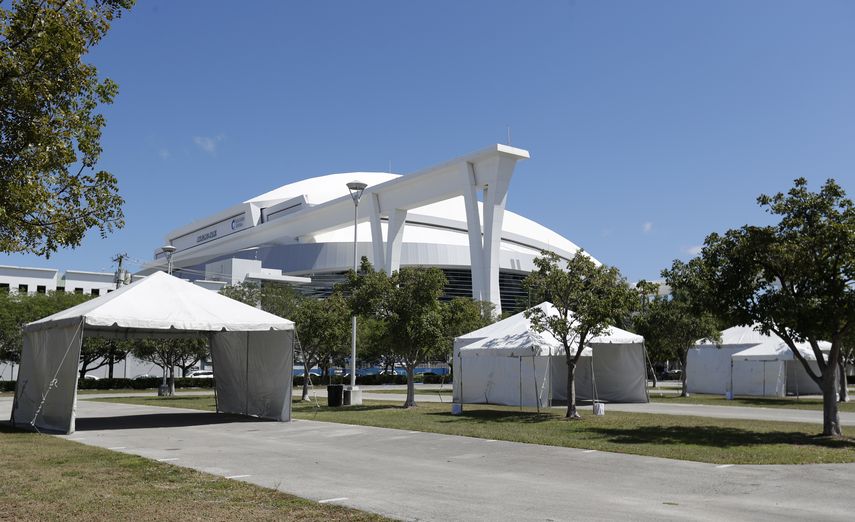 La foto de finales de marzo del 2020 muestra las carpas instaladas frente al Marlins Park en Miami para&nbsp; pruebas del coronavirus.&nbsp;