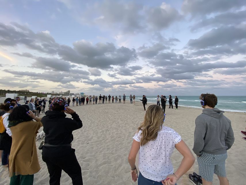 Murray Hidary, en el centro del círculo, presenta la caminata de meditación en Miami Beach.