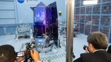 Periodistas fotografían el Telescopio Espacial Nancy Grace Roman durante su presentación al público en el Centro de Vuelos Espaciales Goddard de la NASA en Greenbelt, Maryland, el 21 de abril de 2026.