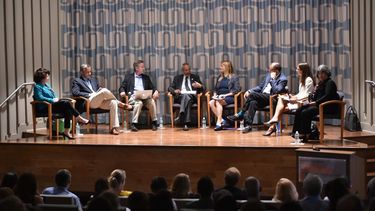 De izquierda a derecha; alcaldesa Cindy Lerner; Doug Coward; Richard Wiles; John Podesta; Susan Glickman; Benjamin Kirtman; Jenniffer Jurado y comisionado Daniella Levine Cava.