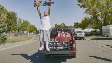 En esta fotograf&iacute;a del 6 de octubre de 2020 proporcionada por Ocean Spray Nathan Apodaca con su patineta en la cajuela de una camioneta con productos de Ocean Spray en Idaho Falls, Idaho. El trabajador de una planta procesadora Nathan Apodaca se hizi famoso con un video de TikTok cantando &ldquo;Dreams&rdquo; de Fleetwood Mac mientras bebe jugo de ar&aacute;ndano montado en una patineta en una autopista de Idaho.&nbsp;