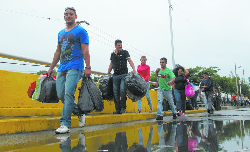Venezolanos cruzan a pie el puente Simón Bolívar rumbo a Colombia, la primera parada de un largo viaje por todo el continente.&nbsp;