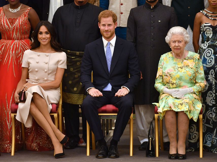 En esta foto de archivo tomada el 26 de junio de 2018 (LR), Meghan, duquesa de Sussex, el príncipe Harry de Gran Bretaña, el duque de Sussex y la reina Isabel II de Gran Bretaña posan para una foto durante la ceremonia de entrega de premios de los jóvenes líderes de la reina el 26 de junio de 2018 en el Palacio de Buckingham, en Londres. &nbsp;