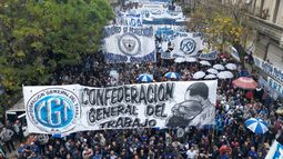 En esta vista aérea, miembros de organizaciones laborales sostienen pancartas mientras marchan durante una manifestación del Primero de Mayo (Día del Trabajo) en Buenos Aires el 1 de mayo de 2024.  