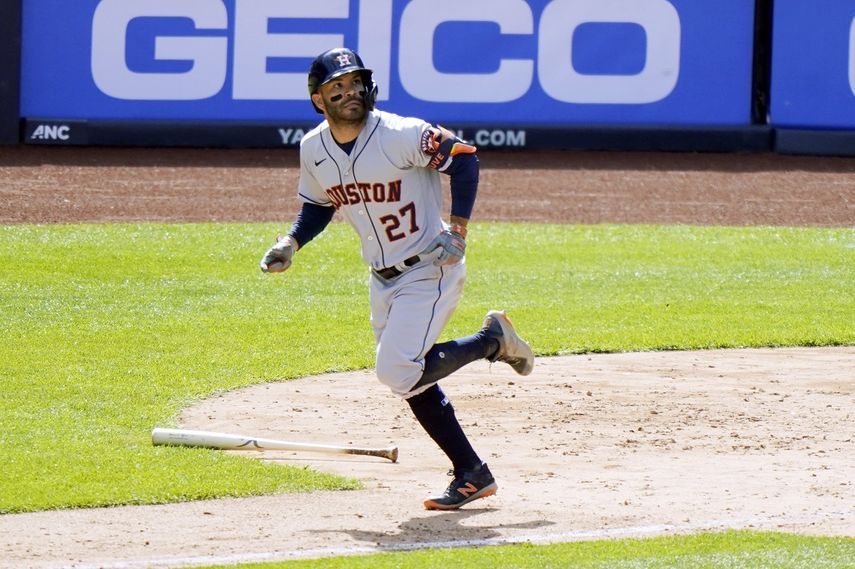 José Altuve (27) de los Astros de Houston tras conectar un jonrón ante los Yanquis de Nueva York, el jueves 6 de mayo de 2021.&nbsp;
