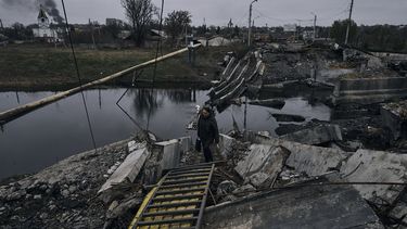 Una mujer camina por un puente destrozado en Bakhmut, Ucrania, el viernes 11 de noviembre de 2022.&nbsp;
