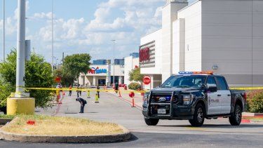 Agentes de la policía investigan en la escena donde ocurrió el crimen.