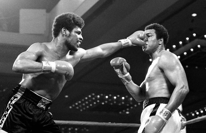 El puño del retador Leon Spinks aplasta la nariz del campeón de peso pesado Muhammad Ali en la pelea por el título en Las Vegas, Nevada, el 15 de febrero de 1978. Los oficiales otorgaron la pelea y el título a Spinks en una decisión dividida.&nbsp;