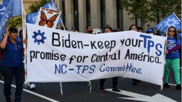 Activistas y ciudadanos con Estatus de Protección Temporal (TPS) marchan cerca de la Casa Blanca en Washington D.C.