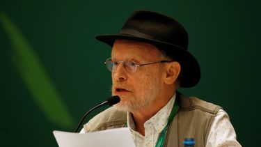 El poeta mexicano Hermann Bellinghausen conversa sobre la obra del escritor portugués José Saramago, Premio Nobel de Literatura, durante un panel en la Feria del Libro de Guadalajara.&nbsp;