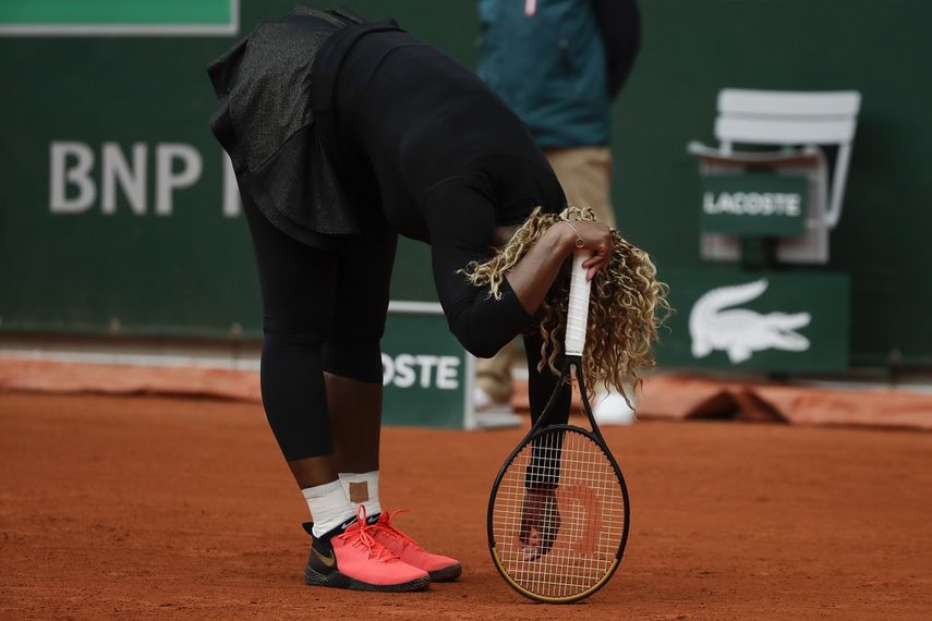 La tenista estadounidense Serena Williams reacciona tras perder un punto contra su compatriota Kristie Ahn en la primera ronda de Roland Garros, en Par&iacute;s, el 28 de septiembre de 2020.&nbsp;