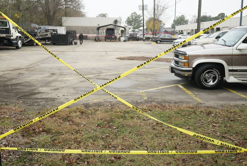 Cinta policial rodea un estacionamiento despu&eacute;s de un tiroteo fatal, el s&aacute;bado 28 de diciembre de 2019, en Houston.&nbsp;