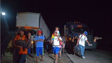 Caravana de migrantes intenta cruzar México de camino a Estados Unidos