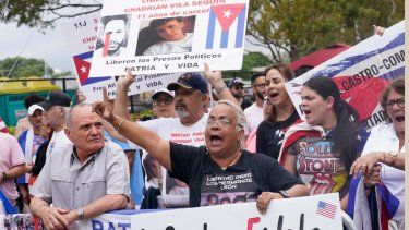 Cubanoestadounidenses protestan contra la selección cubana de béisbol, que participa en el Clásico Mundial de béisbol, el domingo 19 de marzo de 2023 en Miami. Cuba perdió ante Estados Unidos en semifinales
