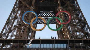 Los anillos olímpicos, vistos sobre la Torre Eiffel, en París, el 7 de junio de 2024.