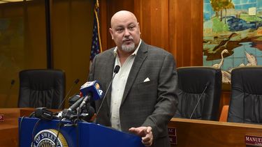 El alcalde Lopez acusa a los comisionados de haberlo extorsionado, al exigirle un aumento salarial de $5,000 dólares.