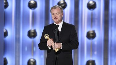 En esta imagen proporcionada por CBS, Christopher Nolan recibe el premio a mejor director por en la 81a edición de los Globos de Oro el domingo 7 de enero de 2024, en el Hotel Beverly Hilton en Beverly Hills, California.