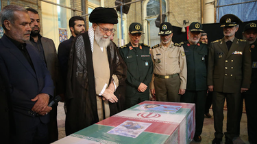 El líder supremo de Irán, el ayatolá Ali Jameneí (3i), reza ante el féretro del consejero militar iraní Mohsen Hoyayi, decapitado por el grupo terrorista Estado Islámico en Siria el mes pasado, en Teherán, Siria, hoy, 27 de septiembre de 2017.&nbsp;&nbsp;