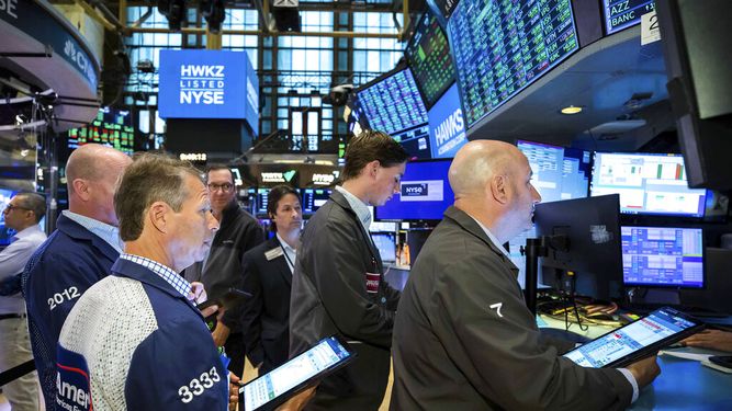 Corredores bursátiles trabajan en el piso de remates de la Bolsa de Nueva York. &nbsp;