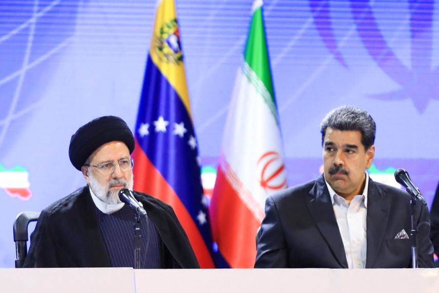 El presidente de Irán, Ebrahim Raisi (izq.), y Nicolás Maduro (der.) participando en un encuentro con jóvenes venezolanos en el Teatro Teresa Carreño de Caracas el 13 de junio de 2023.