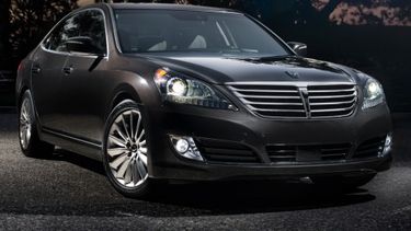 El Equus viene equipado con un motor V8 de 5.0 litros que produce 429 caballos de fuerza y 376 libras-pie de torque.