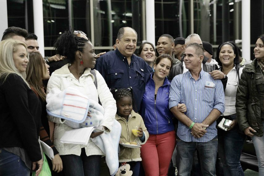 El mandatario acudió al aeropuerto Juan Santamaría para desearles a los cubanos un buen viaje y una vida llena de prosperidad (EFE)