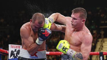 Canelo &Aacute;lvarez propina un golpe a Sergey Kovalev durante la pelea del s&aacute;bado 2 de octubre en Las Vegas, Nevada.&nbsp;