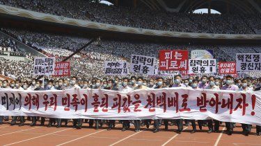 Gente de Pyongyang participa en una manifestación tras una marcha para conmemorar lo que Corea del Norte conoce como el día de lucha contra el imperialismo estadounidense en el Estadio del Primero de Mayo en Pyongyang, Corea del Norte, el domingo 25 de junio de 2023.&nbsp; 