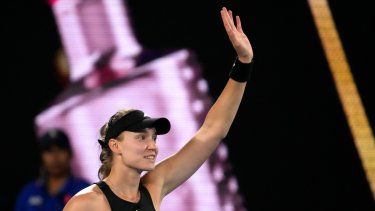 Elena Rybakina saluda tras vencer a Victoria Azarenka en su semifinal del Abierto de Australia, el jueves 26 de enero de 2023 en Melbourne. 