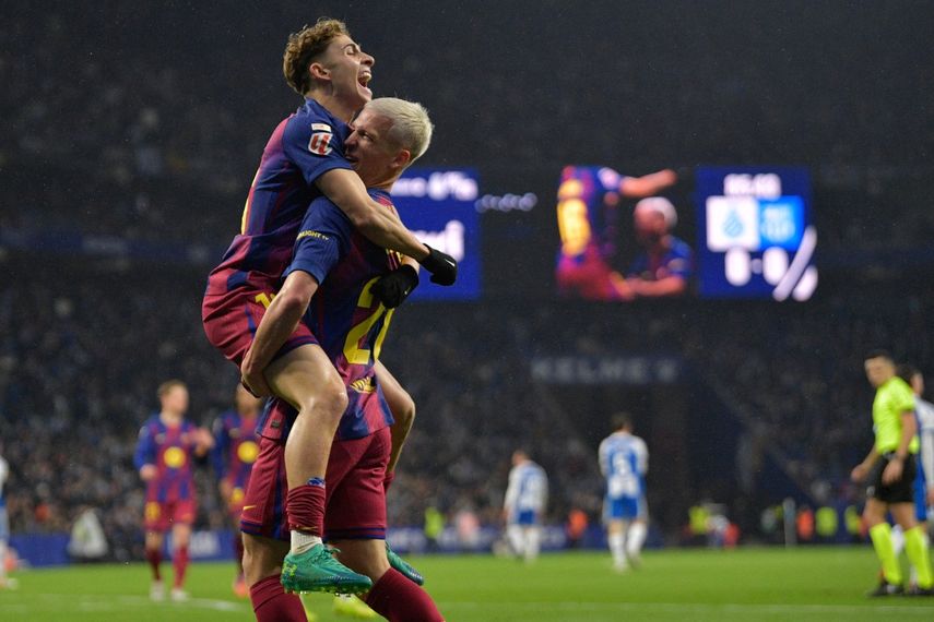 El centrocampista español Daniel Olmo (R), celebra con su compañero, Fermín López, después de marcar un gol durante el partido de la Liga española entre el RCD Espanyol&nbsp;