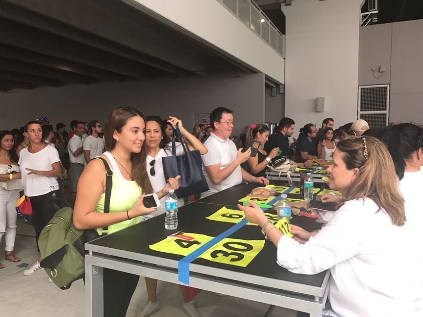 Imagen de archivo de una consulta popular venezolana realizada en Miami Dade College West Campus en Doral.