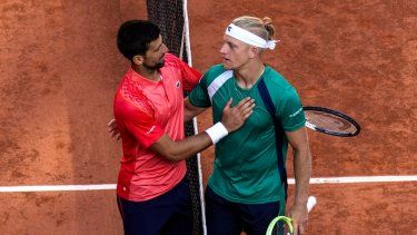 El serbio Novak Djokovic es felicitado por el español Alejandro Davidovich Fokina, a la derecha, después de ganar el partido de la tercera ronda del torneo de tenis del Abierto de Francia en tres sets, 7-6 (7-4), 7-6 (7-5), 6- 2, en el estadio Roland Garros de París, el viernes 2 de junio de 2023.&nbsp;